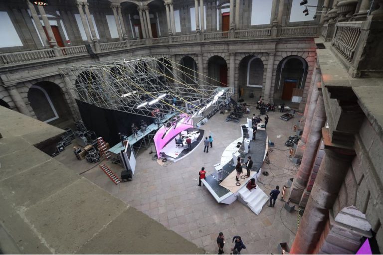 Segundo día de preparativos del set televisivo para el Primer Debate Presidencial, que será utilizado el próximo domingo 22 de abril a las 20 horas en el Palacio de Minería.