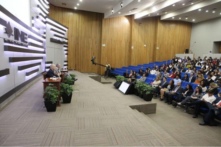 Conferencia  Magistral Estacional Primavera 2018 ¿Puede sobrevivir nuestra democracia? dictada por el Dr. Anibal Pérez Liñan.