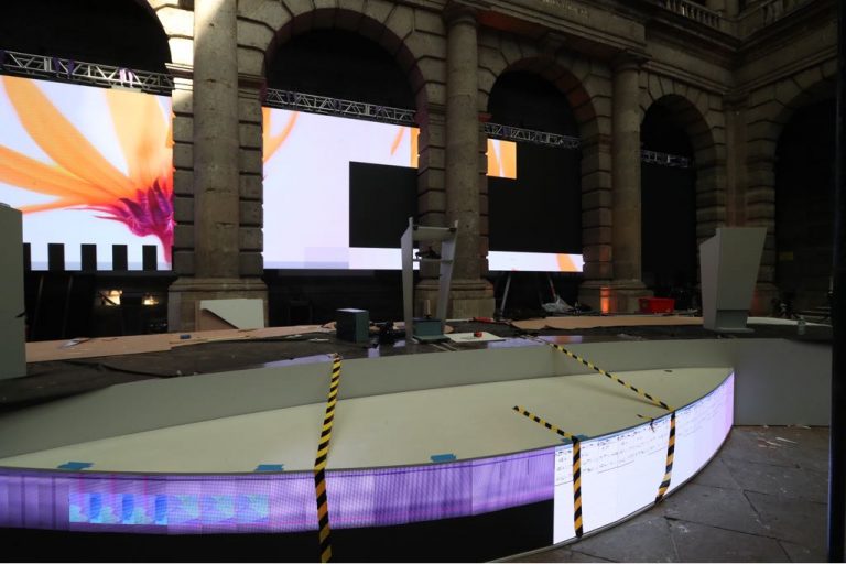 Preparativos del set televisivo para el Primer Debate Presidencial que será utilizado el próximo domingo 22 de abril a las 20 horas en el Palacio de Minería.