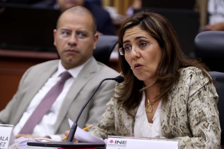 Consejeros Electorales Roberto Ruiz Saldaña y Claudia Zavala