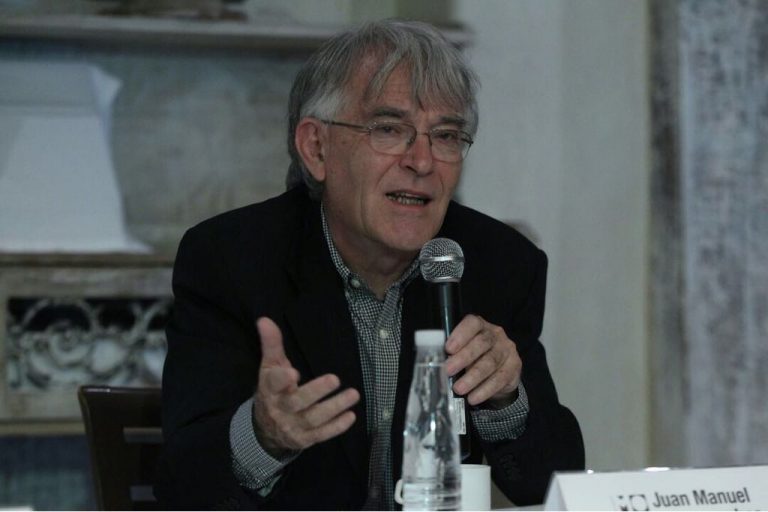 curador de la exposición, Juan Manuel Aurrecoechea.