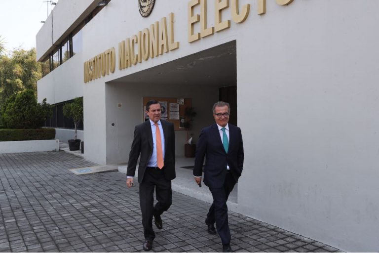 Edmundo Jacobo Molina Secretario Ejecutivo y Luis Carlos Ugalde Autor del libro  "Fortalezas y debilidades del sistema electoral mexicano Perspectiva federal y local".