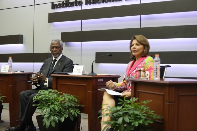 Kofi Annan Ex-Secretario de la ONU y  Laura Chinchilla Ex- Presidenta de Costa Rica.