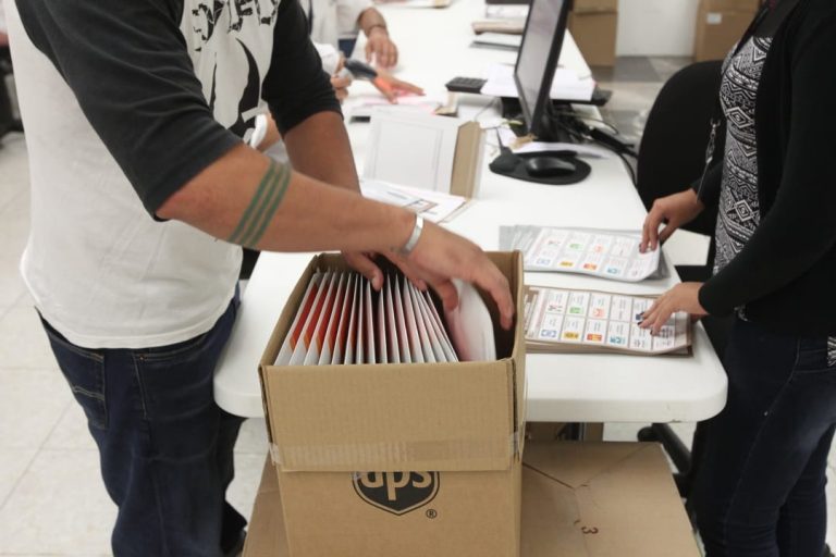 Integración y envío del paquete electoral postal del Voto de los Mexicanos Residentes en el Extranjero.