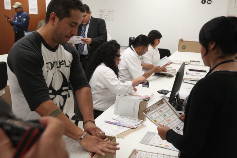 Integración y envío del paquete electoral postal del Voto de los Mexicanos Residentes en el Extranjero.