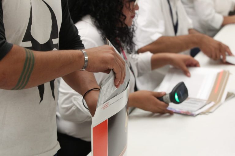 Integración y envío del paquete electoral postal del Voto de los Mexicanos Residentes en el Extranjero.