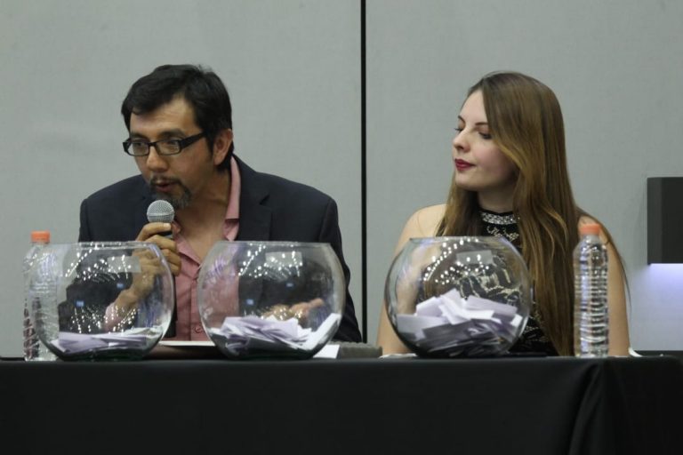 Karina Valeria Velázquez y Luis Daniel Vázquez integrantes de la mesa de replica.