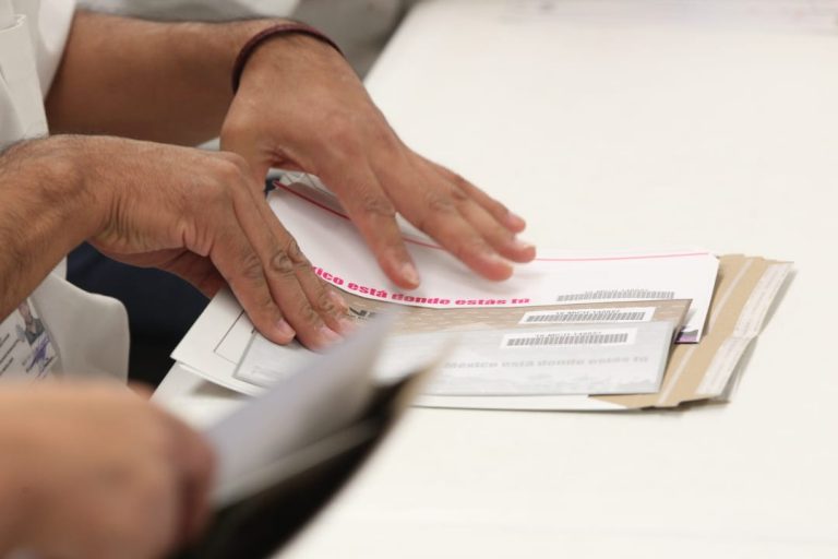Integración y envío del paquete electoral postal del Voto de los Mexicanos Residentes en el Extranjero.