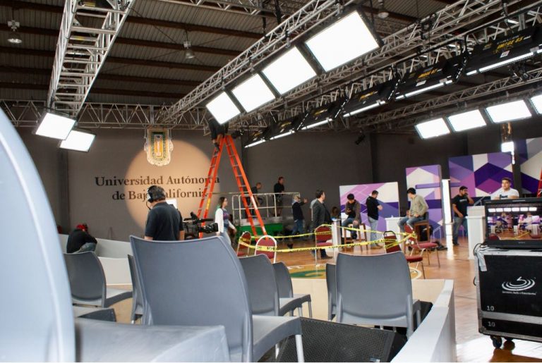 Preparativos en la Universidad Autónoma de Baja California para el 
Segundo Debate Presidencial.