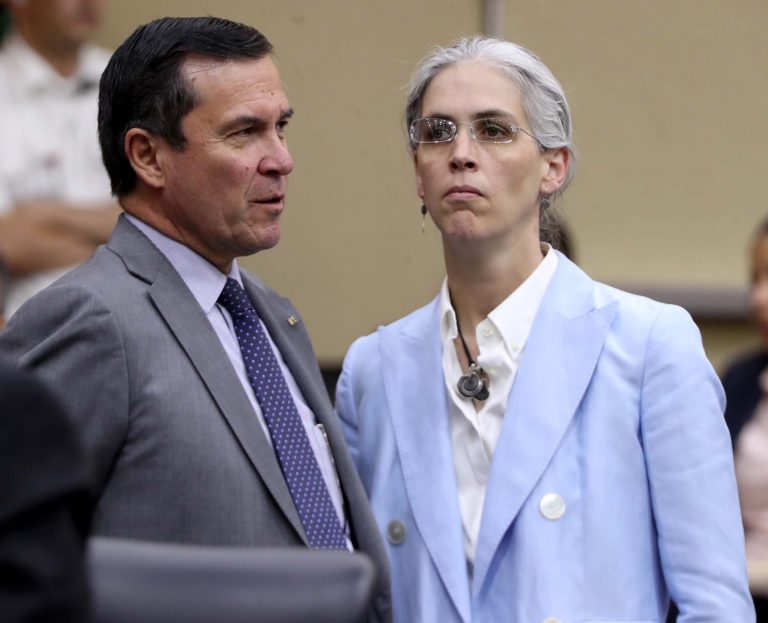 Edmundo Jacobo Molina Secretario Ejecutivo  y    Pamela San Martín Ríos y Valles, Consejera Electoral.