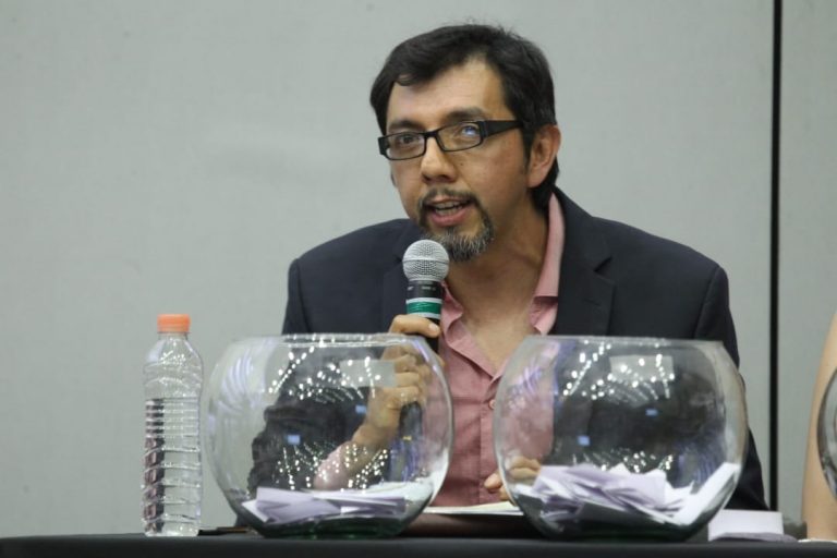 Luis Daniel Vázquez integrante de la mesa de replica.