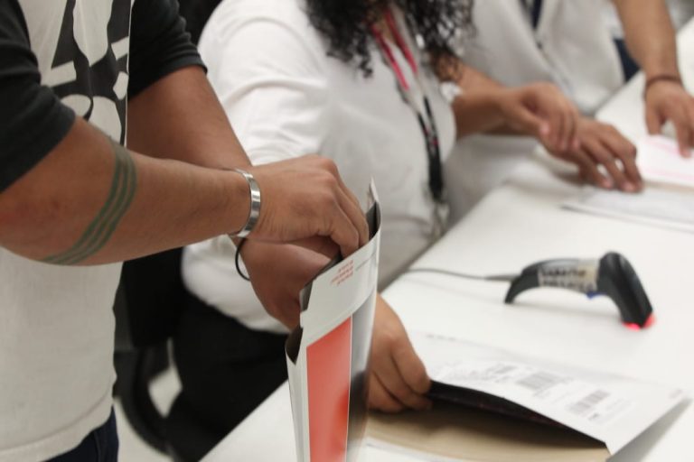 Integración y envío del paquete electoral postal del Voto de los Mexicanos Residentes en el Extranjero.