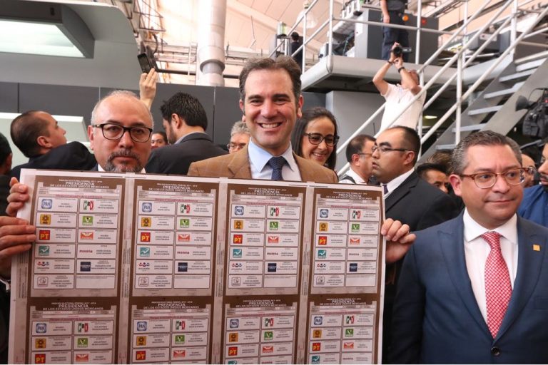 Ariel García, Director de Talleres Gráficos de México y Lorenzo Córdova Vianello
 Consejero Presidente del INE.