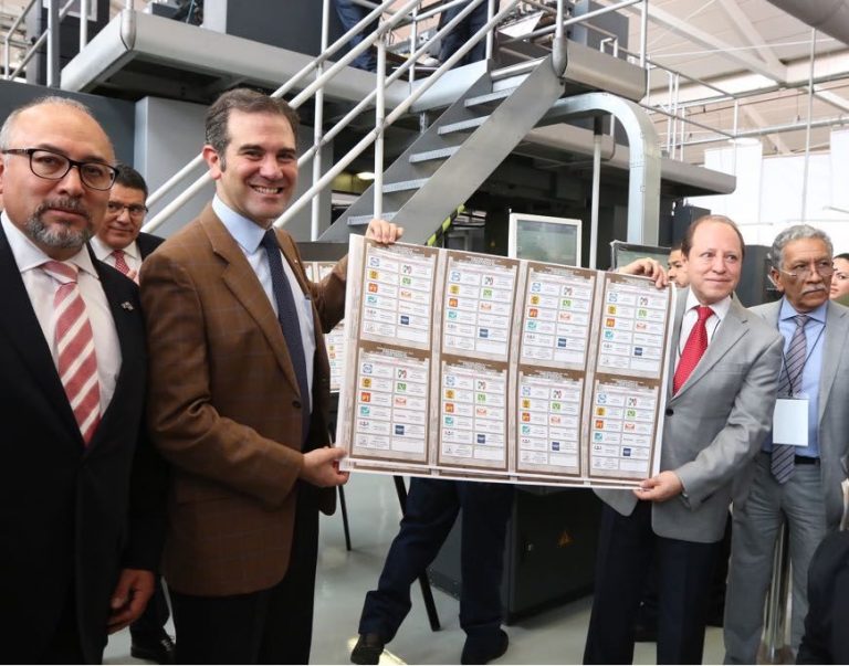 Lorenzo Córdova Vianello Consejero Presidente del INE y Marco Antonio Baños Martínez, Consejero Electoral y Presidente de la Comisión de Capacitación Electoral y Organización Electoral del INE.