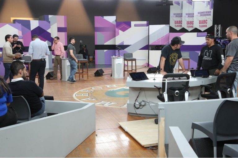 Segundo día de preparativos en la Universidad Autónoma de Baja California para el Segundo Debate Presidencial.