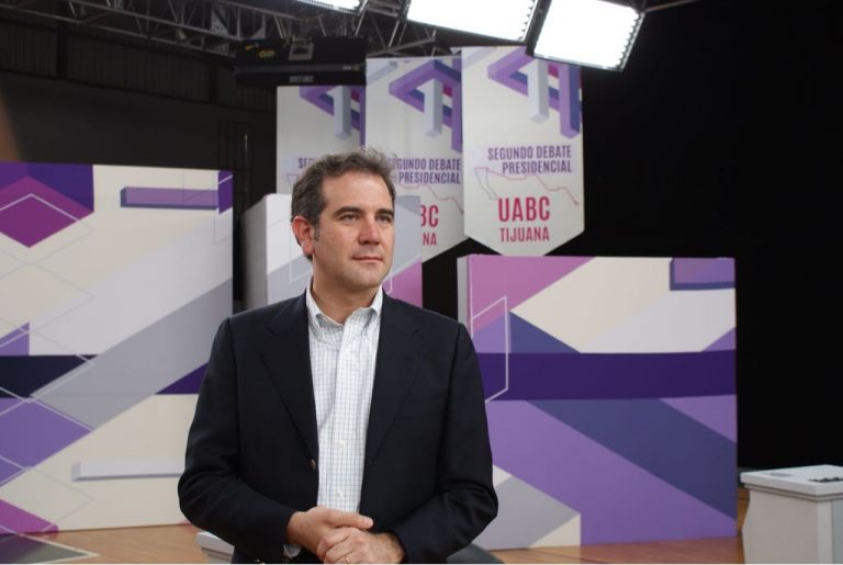 Recorrido del Consejero Presidente INE, Lorenzo Córdova Vianello y Consejeros por el set, sede del Segundo Debate Presidencial, en las instalaciones de la Universidad de Baja California.