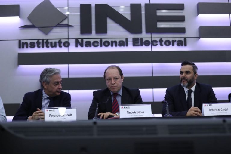 Fernando Castañeda Sabido, FCPyS de la UNAM, Marco Antonio Baños Martínez Consejero Electoral y Roberto Heycher Cardiel Soto Director Ejecutivo de Capacitación Electoral y Educación Cívica en la Presentación de la Iniciativa Voto Informado.