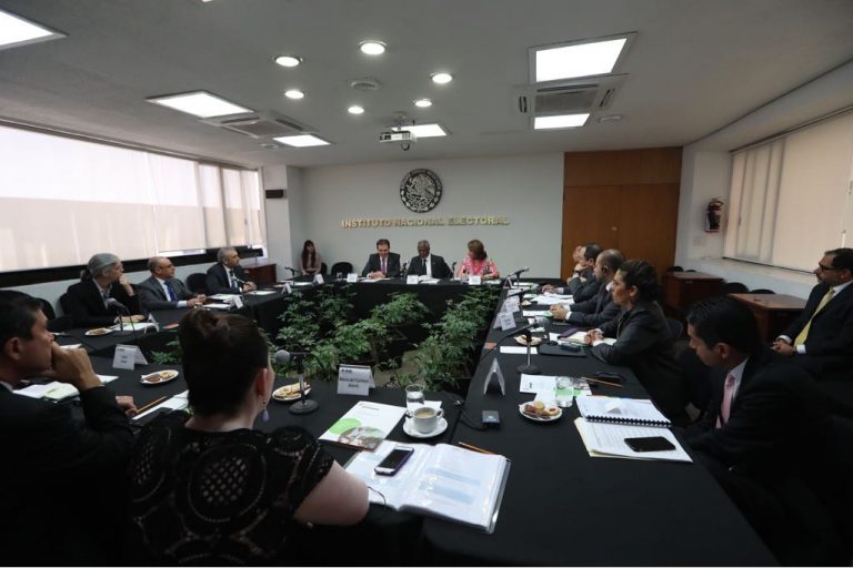 Reunión Kofi Annan Ex-Secretario de la ONU y  Laura Chinchilla Ex- Presidenta de Costa Rica con Consejeros Electorales del INE.