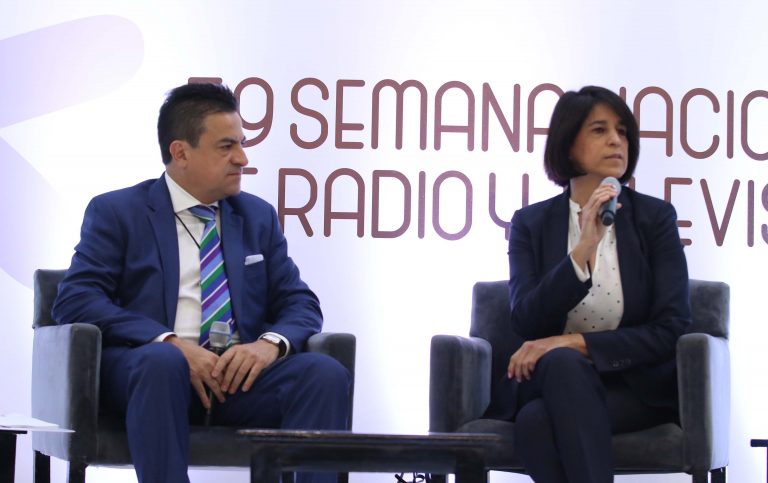 Alberto Saenz Azcárraga, Secretario del Consejo Directivo de la CIRT y  Amelia Quiroga, Experta en Comunicación.