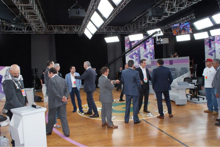 Recorrido del Consejero Presidente INE, Lorenzo Córdova Vianello y Consejeros por el set, sede del Segundo Debate Presidencial, en las instalaciones de la Universidad de Baja California.