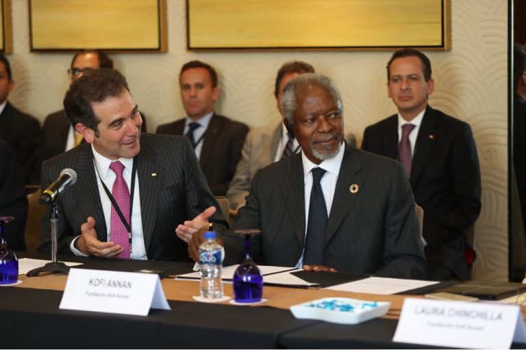 Lorenzo Córdova Vianello Consejero Presidente del INE,  Kofi Annan Ex-Secretario de la ONU.