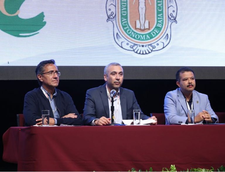 Rubén Álvarez Mendiola Coordinador Nacional de Comunicación Social, 
Benito Nacif Hernández, Consejero Electoral y Presidente de la Comisión de Debates del INE y Juan Manuel Ocegueda Hernández, Rector de la Universidad de Baja California.