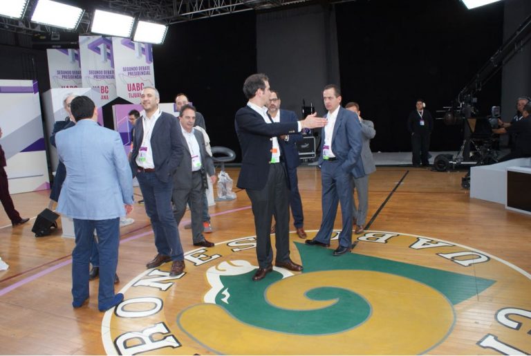 Recorrido del Consejero Presidente INE, Lorenzo Córdova Vianello y Consejeros por el set, sede del Segundo Debate Presidencial, en las instalaciones de la Universidad de Baja California.