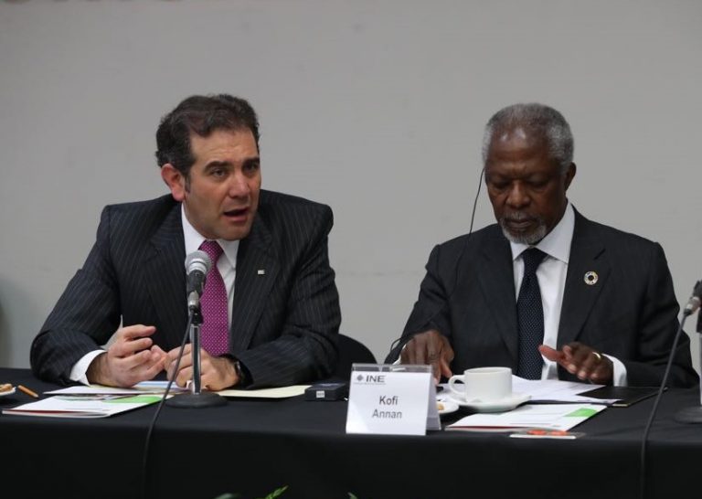 Lorenzo Córdova Vianello Consejero Presidente del INE y  Kofi Annan Ex-Secretario de la ONU.