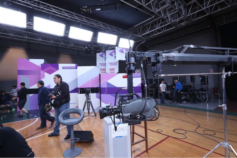 Segundo día de preparativos en la Universidad Autónoma de Baja California para el Segundo Debate Presidencial.