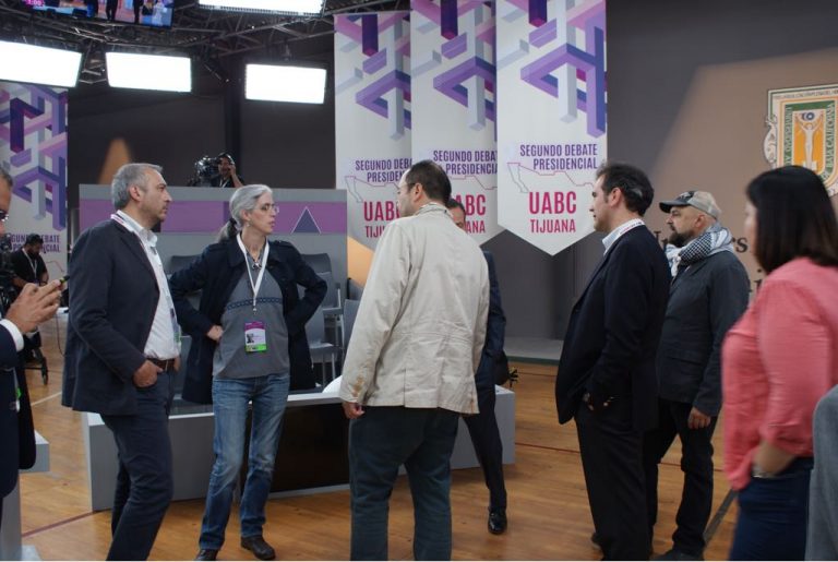 Recorrido del Consejero Presidente INE, Lorenzo Córdova Vianello y Consejeros por el set, sede del Segundo Debate Presidencial, en las instalaciones de la Universidad de Baja California.