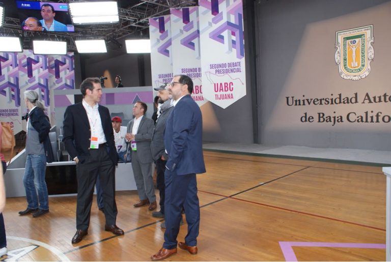 Recorrido del Consejero Presidente INE, Lorenzo Córdova Vianello y Consejeros por el set, sede del Segundo Debate Presidencial, en las instalaciones de la Universidad de Baja California.
