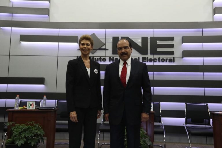 Beatriz Pagés y José Encarnación Alfaro del PRI.