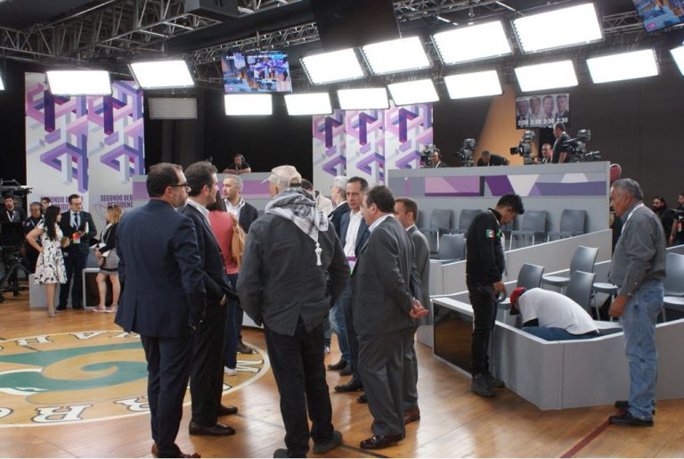 Recorrido del Consejero Presidente INE, Lorenzo Córdova Vianello y Consejeros por el set, sede del Segundo Debate Presidencial, en las instalaciones de la Universidad de Baja California.