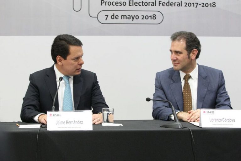 Lorenzo Córdova Vianello, Consejero Presidente del INE y  
Jaime Hernández Martínez, Director general de la CFE.