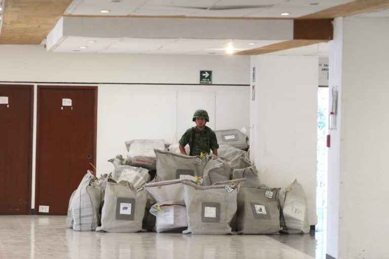 Integración y envío del paquete electoral postal del Voto de los Mexicanos Residentes en el Extranjero.