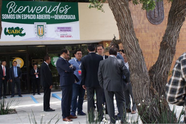 Recorrido del Consejero Presidente INE, Lorenzo Córdova Vianello y Consejeros por el set, sede del Segundo Debate Presidencial, en las instalaciones de la Universidad de Baja California.