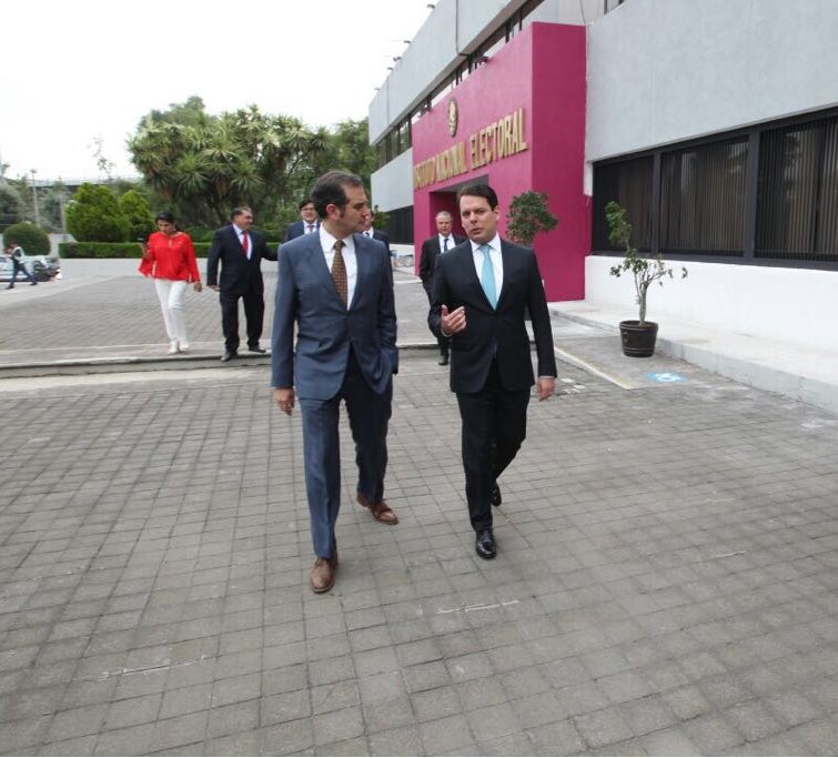 Lorenzo Córdova Vianello, Consejero Presidente del INE y  
Jaime Hernández Martínez, Director general de la CFE.