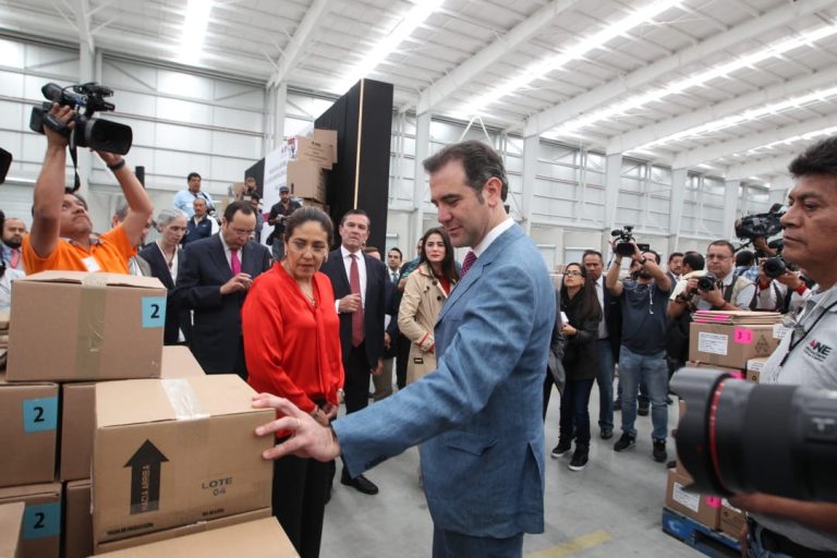 Recorrido por la Bodega Central de Organización Electoral.