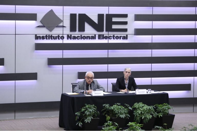 Gilberto Guevara Niebla y Pamela San Martín Ríos y Valles Consejera Electoral.