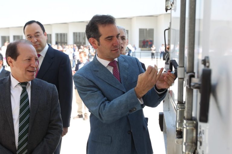 Salida de camiones de la Bodega Central de Organización Electoral.