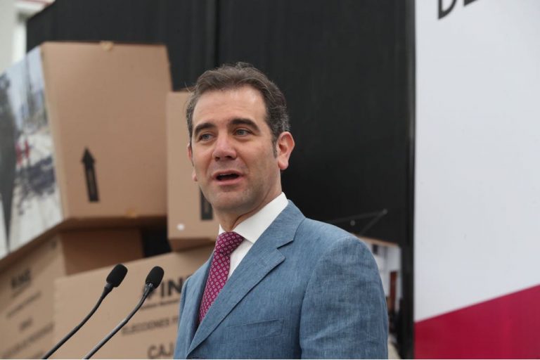 Salida de camiones de la Bodega Central de Organización Electoral.