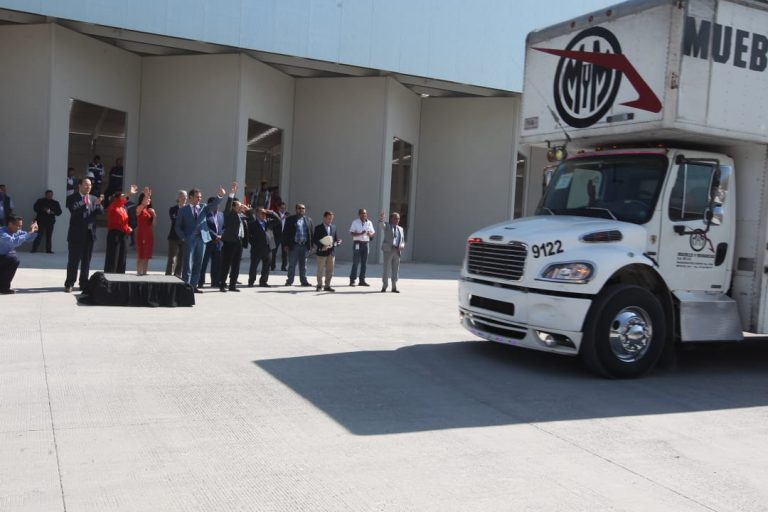 Salida de camiones de la Bodega Central de Organización Electoral.