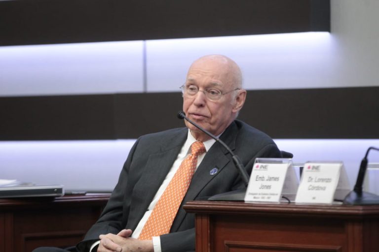 James R. Jones, Ex embajador de E.U. en México (1993-1997).
