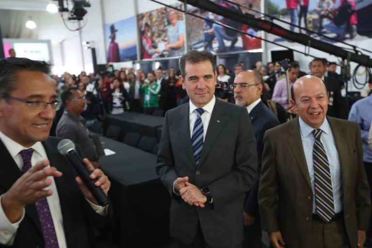 Recorrido  de las Consejeras y Consejeros del instituto por la Macrosala de Prensa.