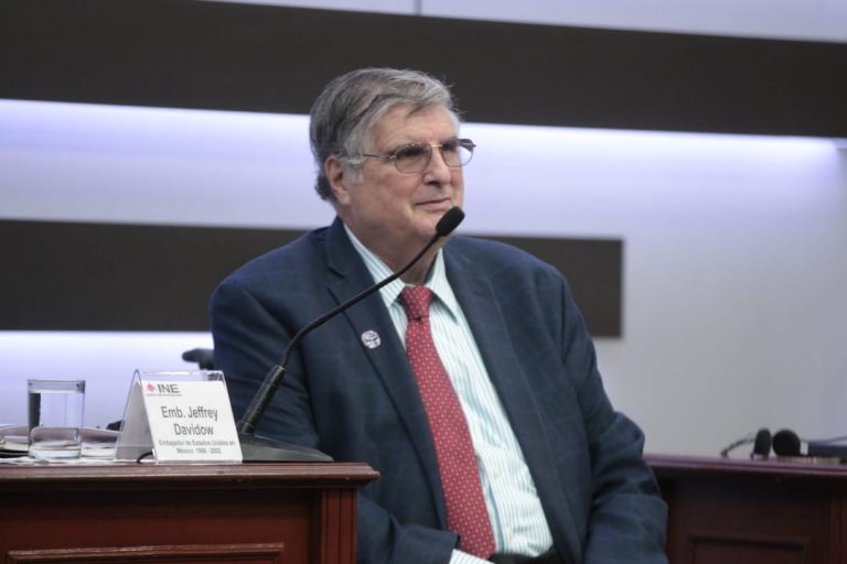 Jefrrey Davidow,  Ex embajador de E.U. en México (1998-2000).