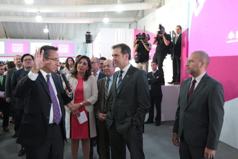 Recorrido  de las Consejeras y Consejeros del instituto por la Macrosala de Prensa.