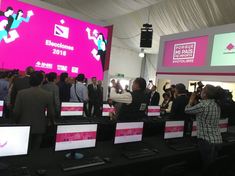 Recorrido  de las Consejeras y Consejeros del instituto por la Macrosala de Prensa.