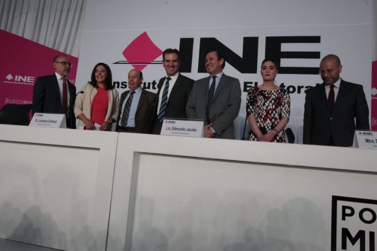 Recorrido  de las Consejeras y Consejeros del instituto por la Macrosala de Prensa.