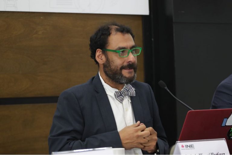 Luis Miguel Martínez, Académico de la UIA.