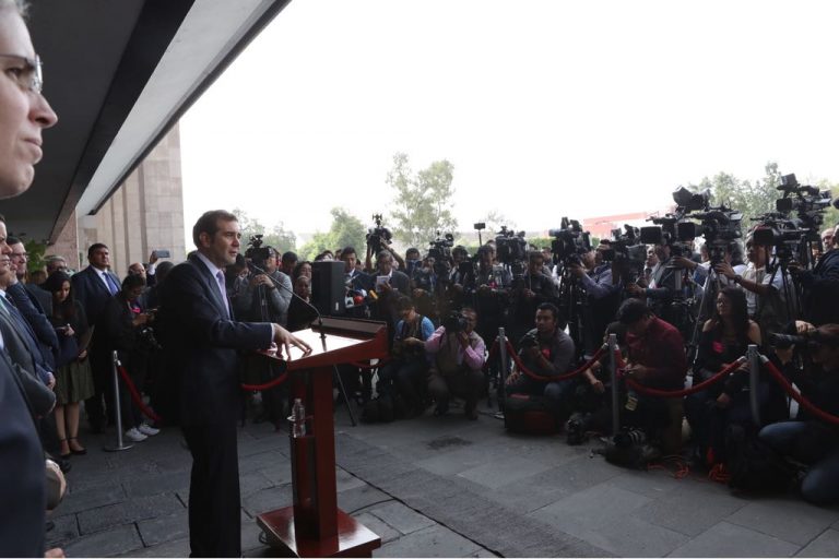 Lorenzo Córdova Vianello, Consejero Presidente del INE en la conferencia de prensa durante la entrega de documentación electoral en el marco de la LXIV Legislatura.